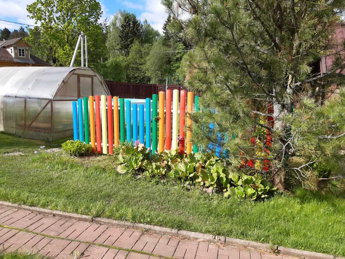 забор из разноцветного штакетника односторонний фото1 в Калуге