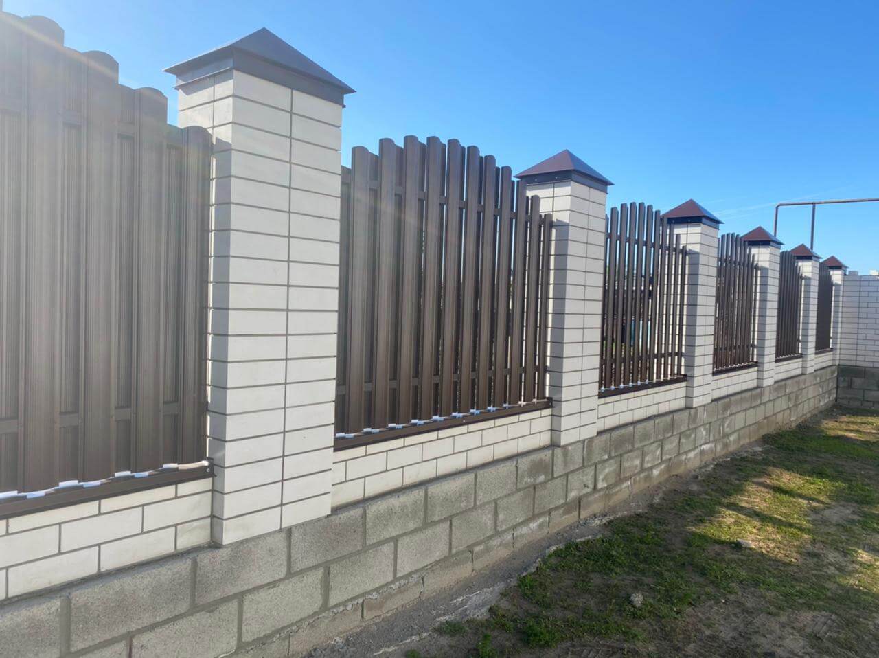 zabor-iz-shtaketnika-ral8017-shokolad-foto1 в Калуге