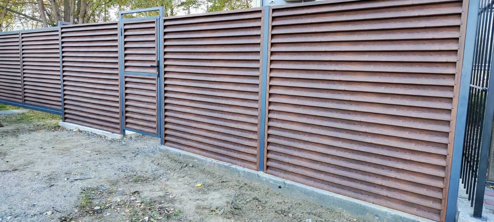 забор-жалюзи с ламелями еврожалюзи printech каштан фото1 в Калуге