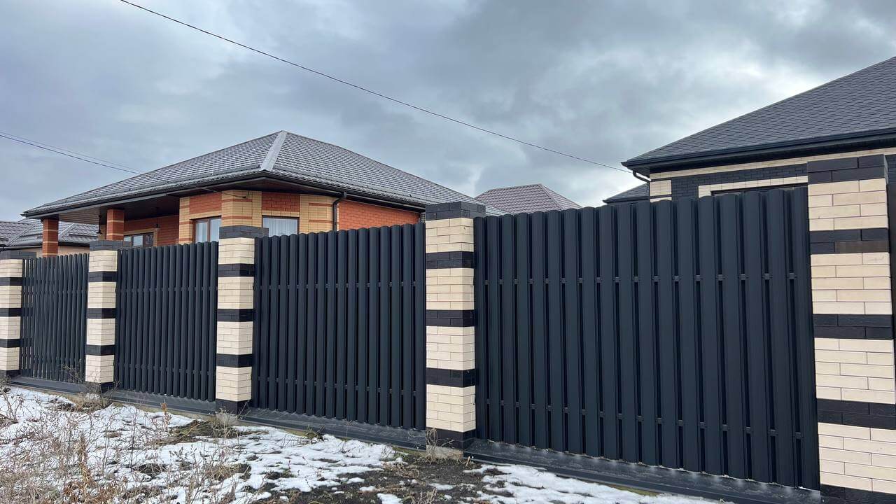 Забор из металлического штакетника RAL9005 Черный МАТТЕ в Калуге