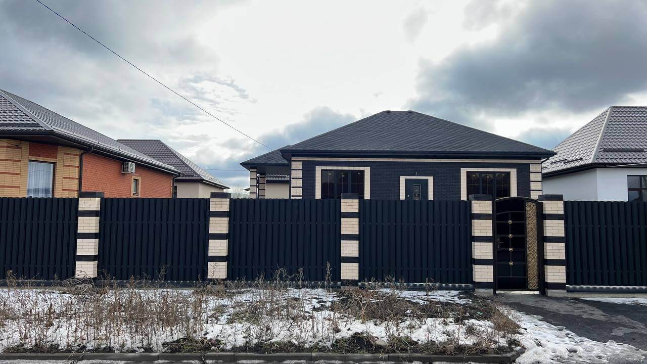 Забор из металлического штакетника RAL9005 Черный МАТТЕ фото 3 в Калуге