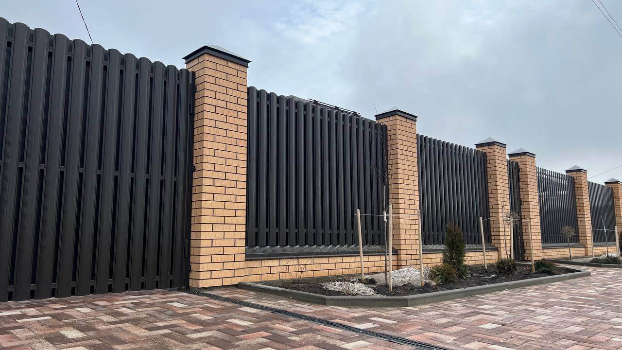 Забор из штакетника RAL8019 Темный Шоколад в Калуге