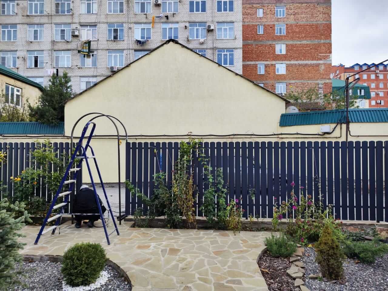 Забор из металлоштакетника RAL7024/7024 Серый Графит двусторонний матовый фото 4 в Калуге
