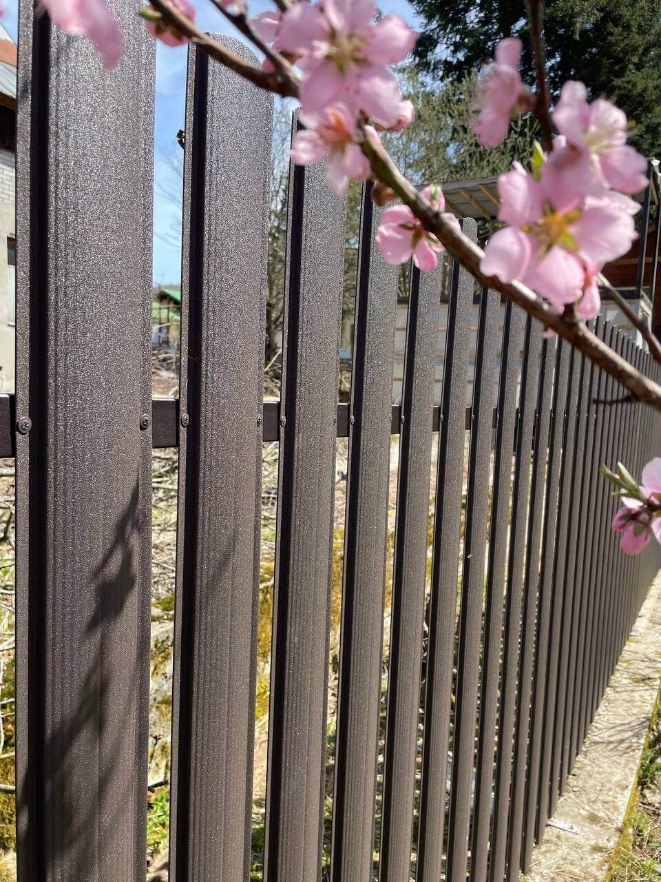 Забор из евроштакетника 46м RAL8019 Темный Шоколад МАТТЕ фото 5 в Калуге