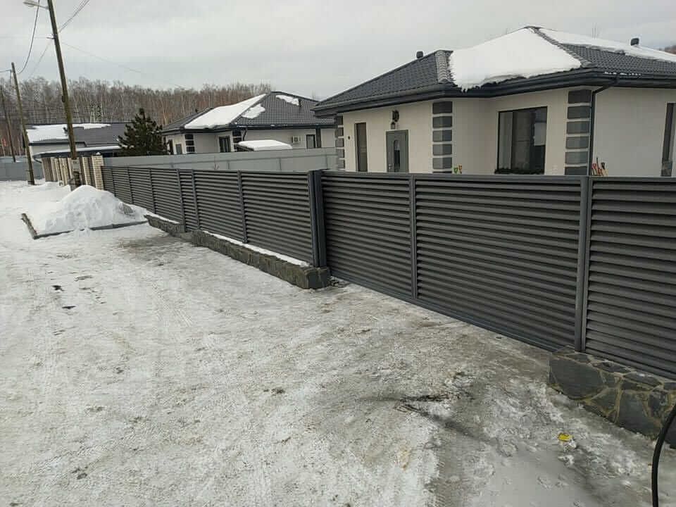 Забор-жалюзи с входной группой 26м RAL7024 Серый Графит МАТТЕ фото 1 в Калуге