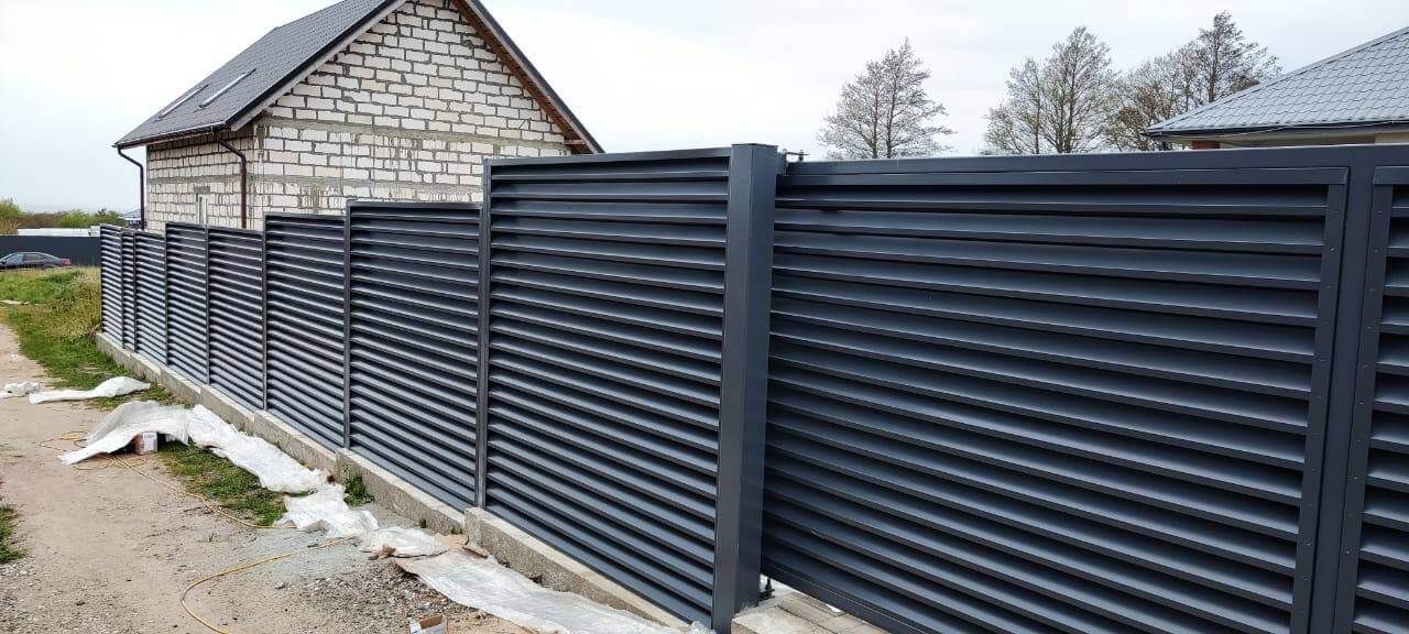 Забор-жалюзи из ламелей ЭКО-Z 24м RAL7024 Серый Графит в Калуге
