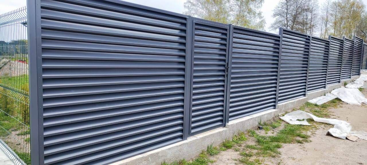 Забор-жалюзи из ламелей ЭКО-Z 24м RAL7024 Серый Графит фото 2 в Калуге