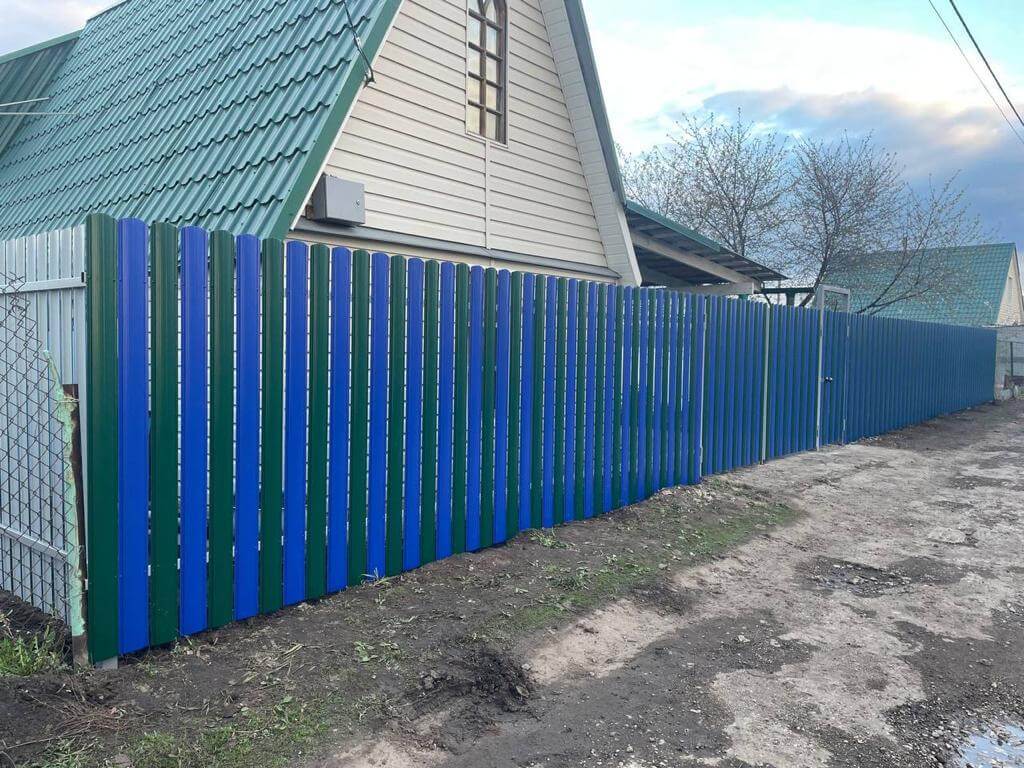 Забор из штакетника двух цветов 16м RAL6005 Зеленый Мох + RAL5002 Синий Ультрамарин фото 2 в Калуге