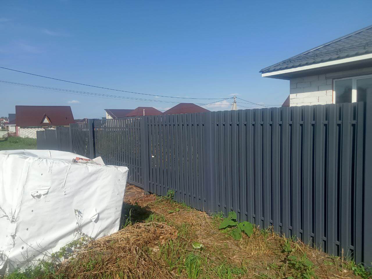 Забор из евроштакетника 21м RAL7024/7024 Серый Графит двусторонний фото 3 в Калуге