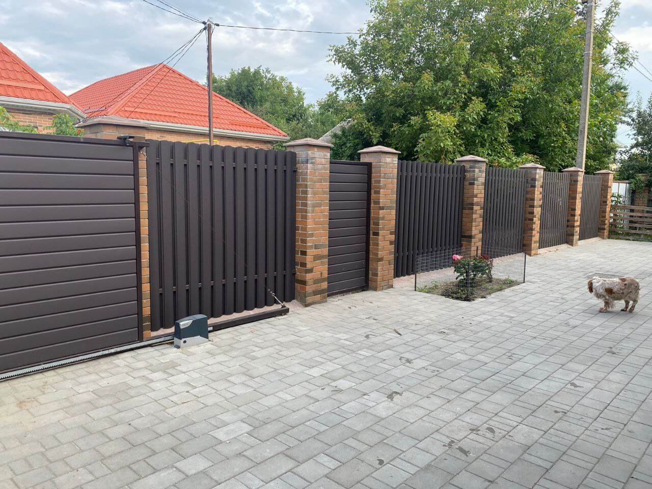 Забор из штакетника полукруглого 22м RAL8019 Темный Шоколад МАТТЕ фото 2 в Калуге