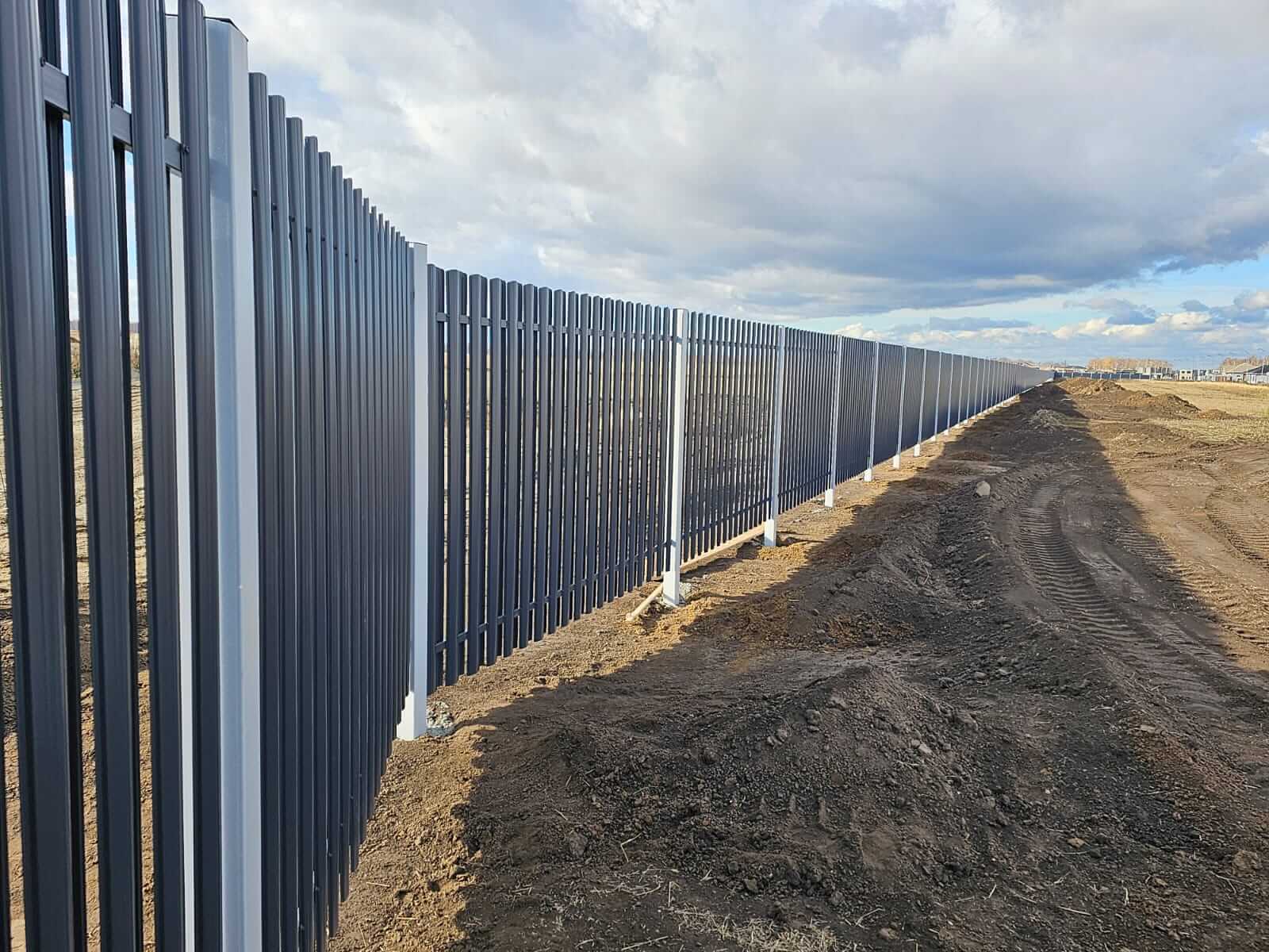 Забор из евроштакетника 234м RAL7024/7024 Серый Графит двусторонний фото 4 в Калуге