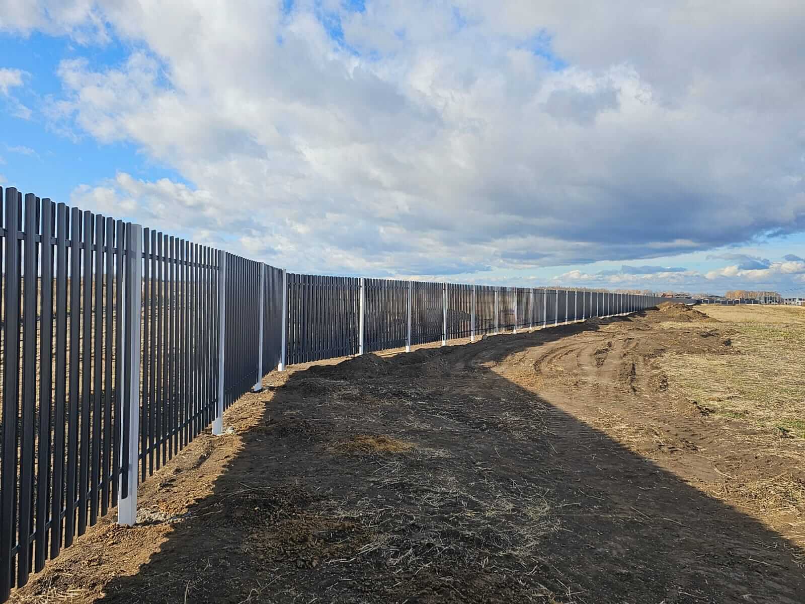Забор из евроштакетника 234м RAL7024/7024 Серый Графит двусторонний фото 3 в Калуге