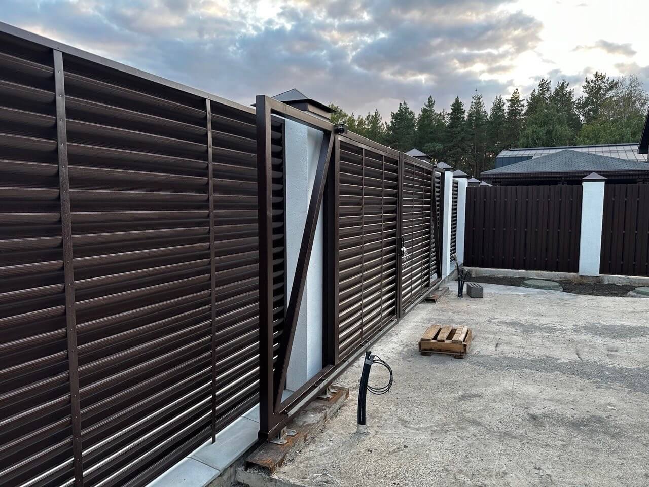 Забор-жалюзи с ламелями еврожалюзи 30м Дуб Мореный Printech фото 2 в Калуге