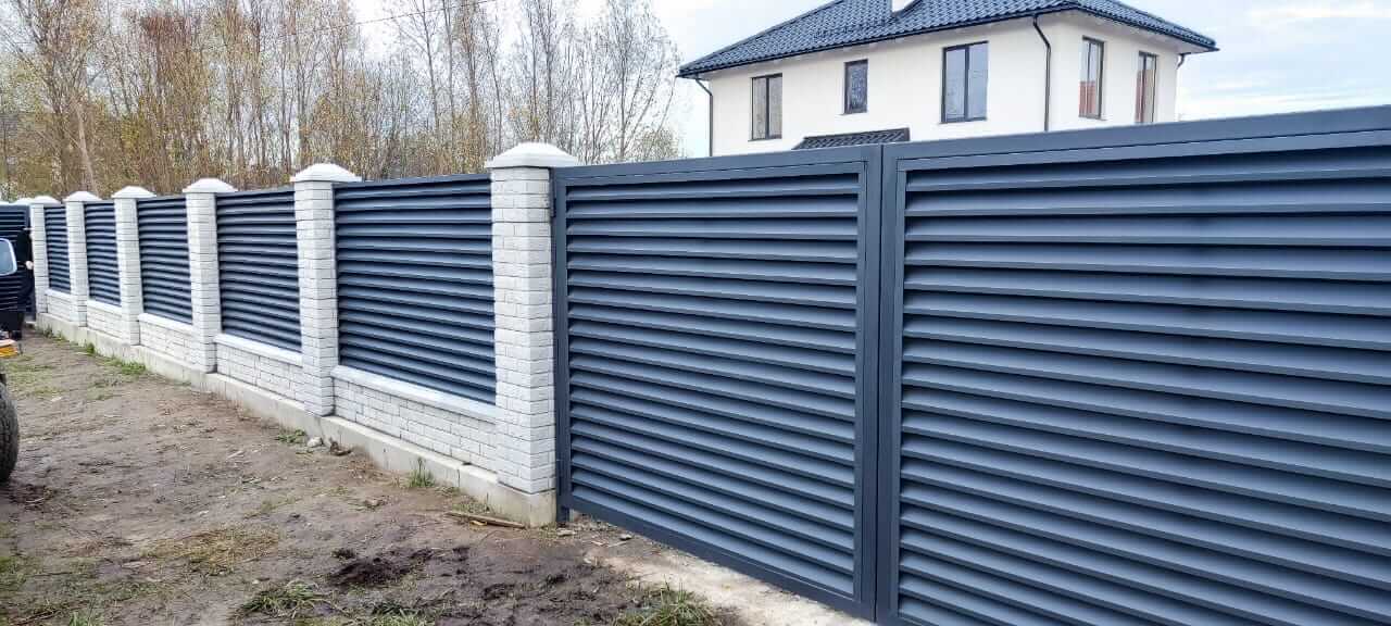 Забор-жалюзи из ламелей ЭКО-Z 32м RAL7024 Серый Графит МАТТЕ фото 5 в Калуге