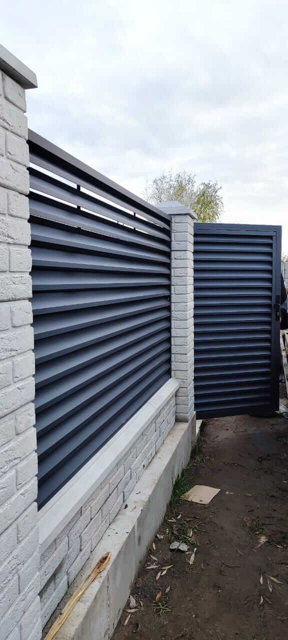 Забор-жалюзи из ламелей ЭКО-Z 32м RAL7024 Серый Графит МАТТЕ фото 4 в Калуге