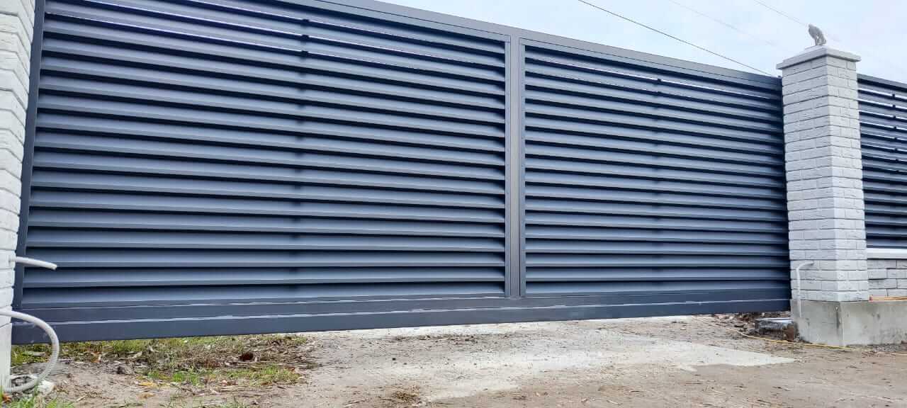 Забор-жалюзи из ламелей ЭКО-Z 32м RAL7024 Серый Графит МАТТЕ фото 3 в Калуге