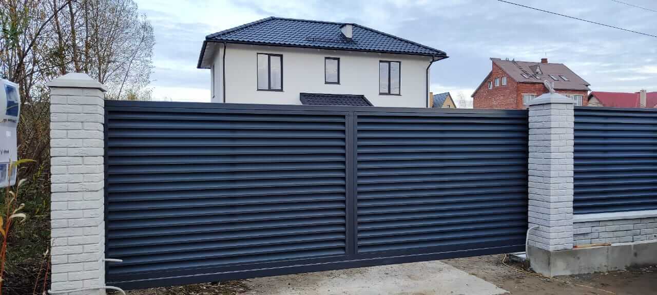 Забор-жалюзи из ламелей ЭКО-Z 32м RAL7024 Серый Графит МАТТЕ фото 2 в Калуге