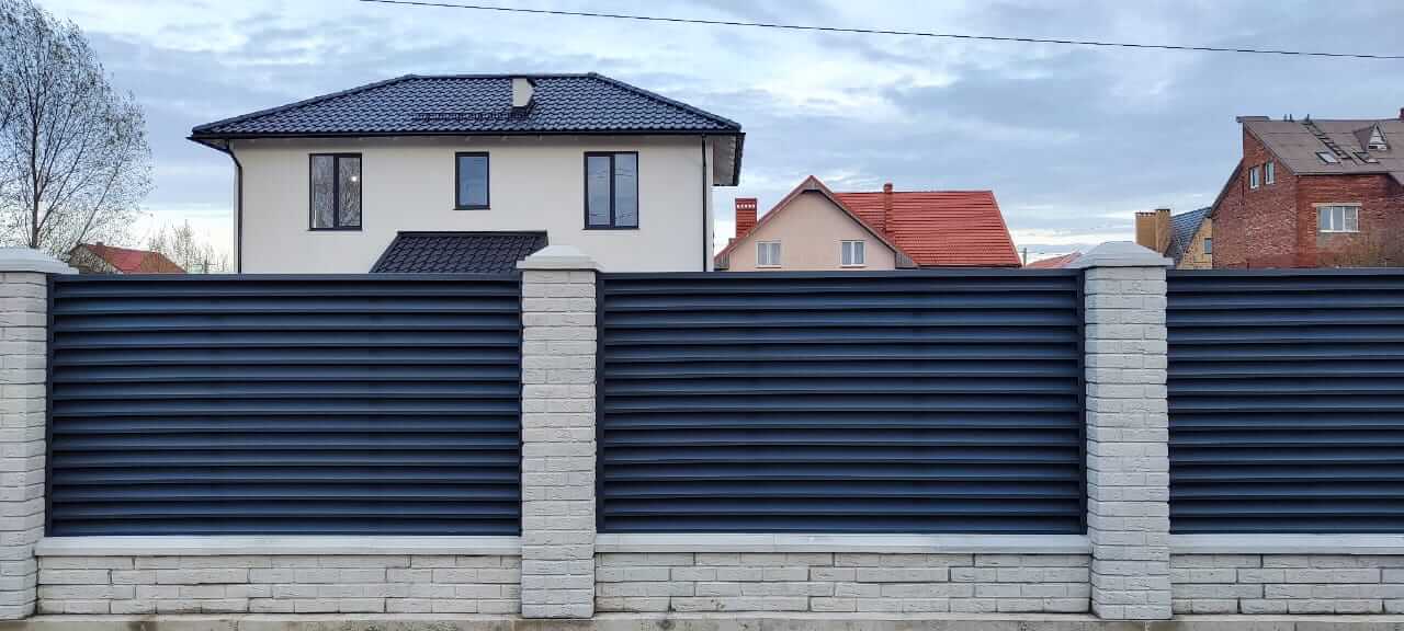Забор-жалюзи из ламелей ЭКО-Z 32м RAL7024 Серый Графит МАТТЕ в Калуге