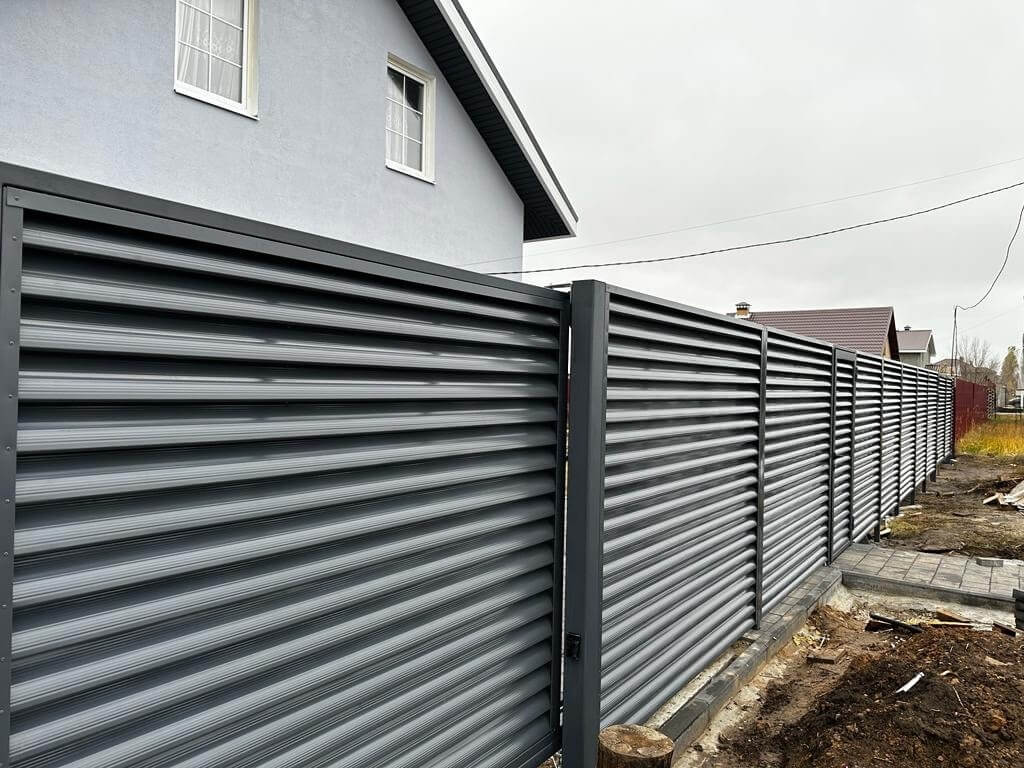 Забор-жалюзи из ламелей Еврожалюзи 28м RAL7024/7024 Серый Графит двусторонний фото 4 в Калуге