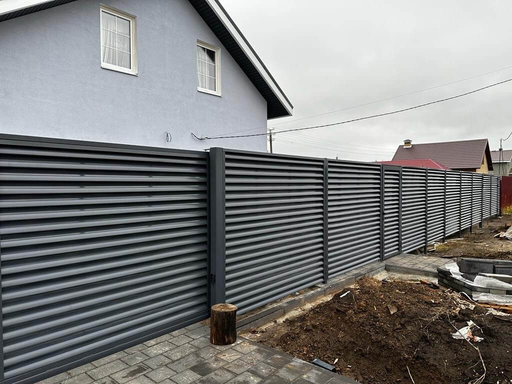 Забор-жалюзи из ламелей Еврожалюзи 28м RAL7024/7024 Серый Графит двусторонний в Калуге