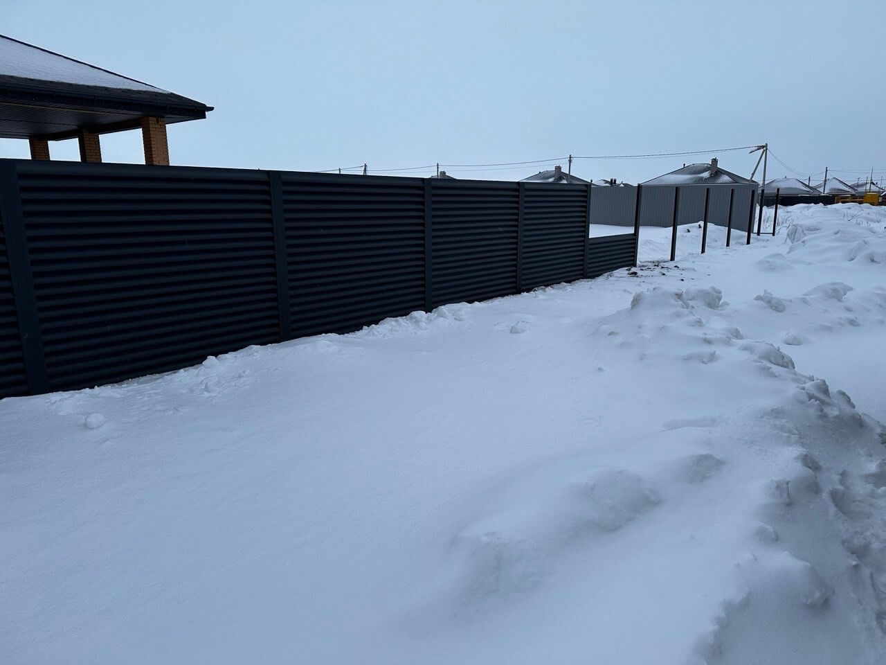 Забор-жалюзи из ламелей еврожалюзи 57м RAL7024 Серый Графит МАТТЕ фото 6 в Калуге