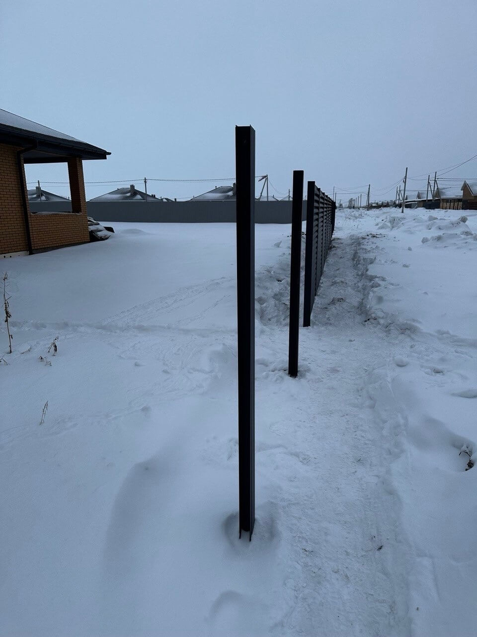 Забор-жалюзи из ламелей еврожалюзи 57м RAL7024 Серый Графит МАТТЕ фото 5 в Калуге