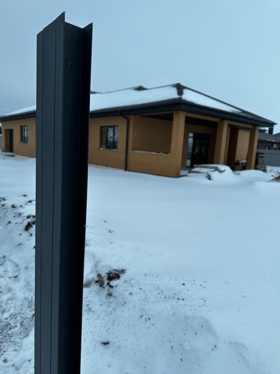 Забор-жалюзи из ламелей еврожалюзи 57м RAL7024 Серый Графит МАТТЕ фото 3 в Калуге