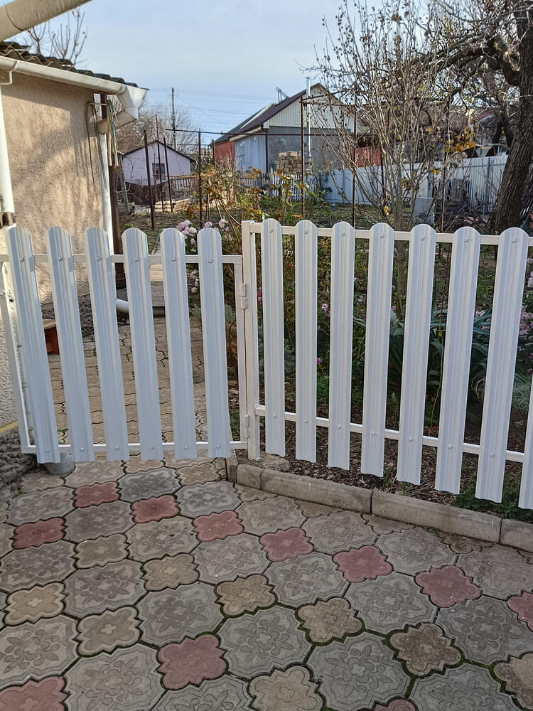 Заборчик из евроштакетника высотой 1м. RAL9003/9003 Белый двусторонний в Калуге