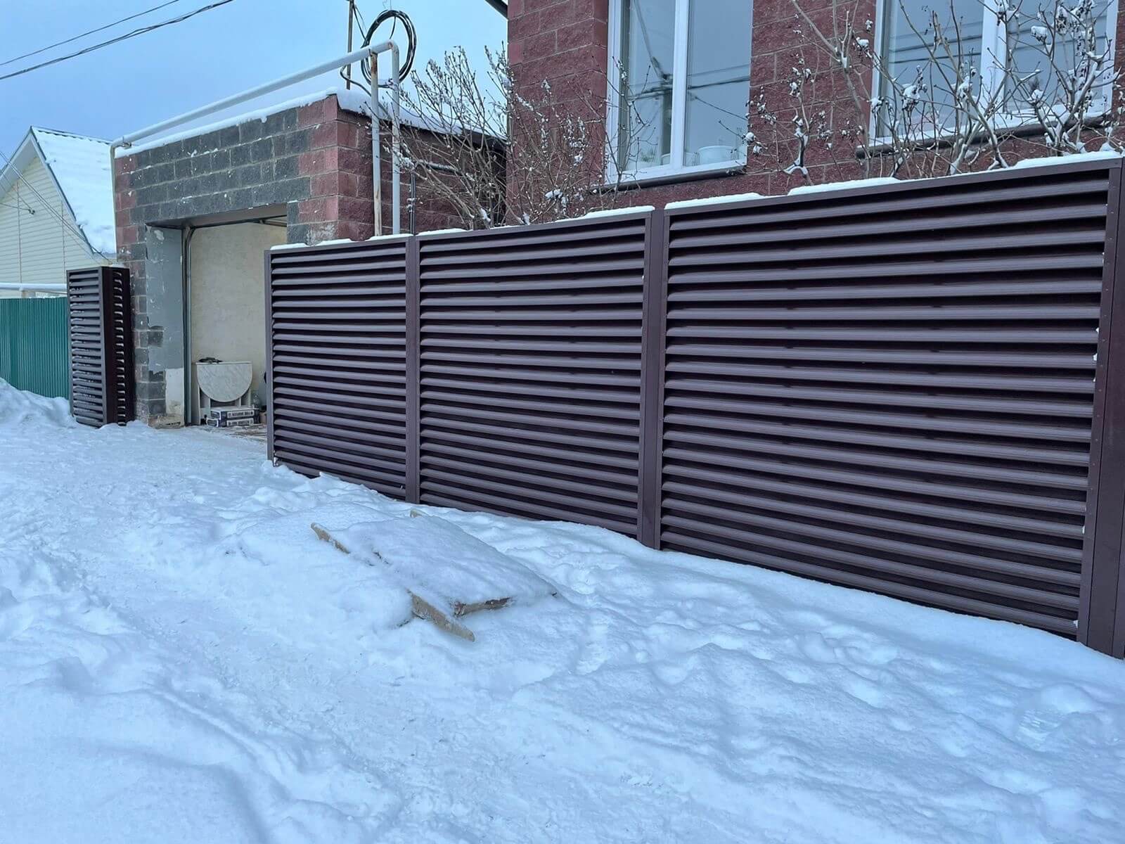 Забор из ламелей еврожалюзи 38м RAL8017/8017 Шоколад двусторонний фото 5 в Калуге
