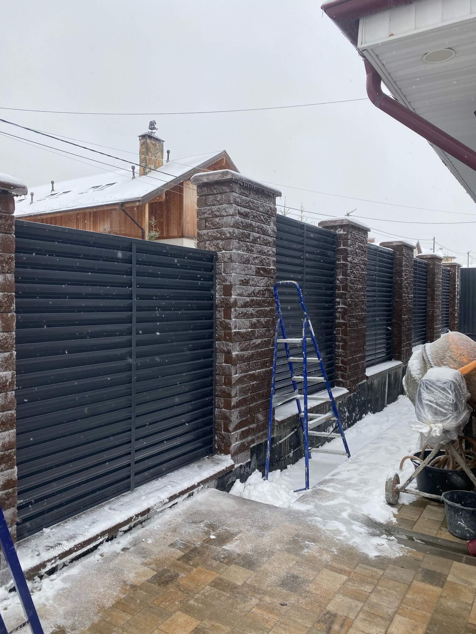 Забор-жалюзи из ламелей ЭКО-Z 44м RAL7024/7024 Серый Графит двусторонний фото 3 в Калуге