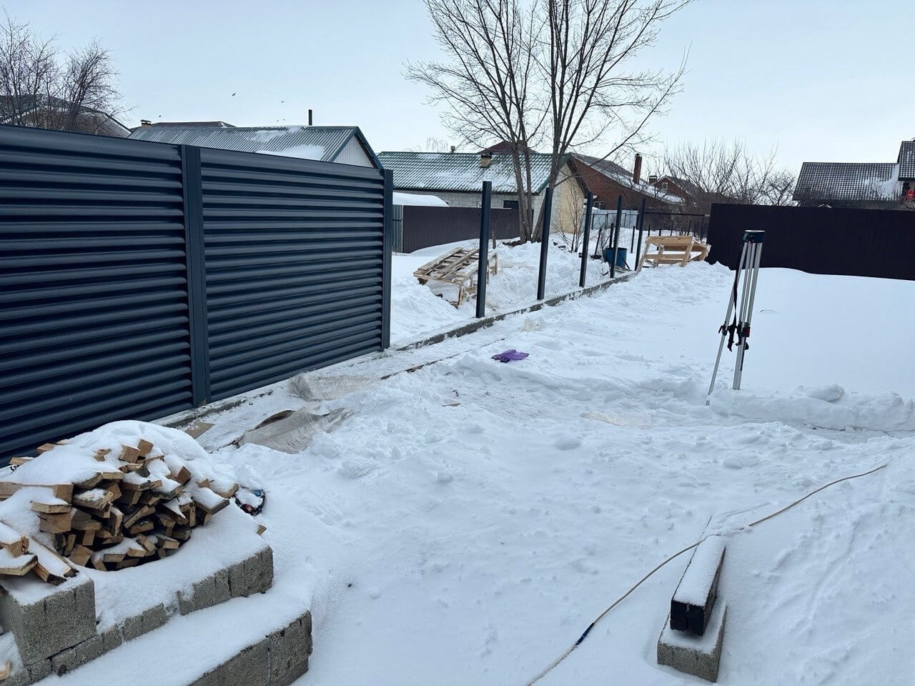 Забор-жалюзи из ламелей Еврожалюзи 32м RAL7024/7024 Серый Графит двусторонний фото 3 в Калуге