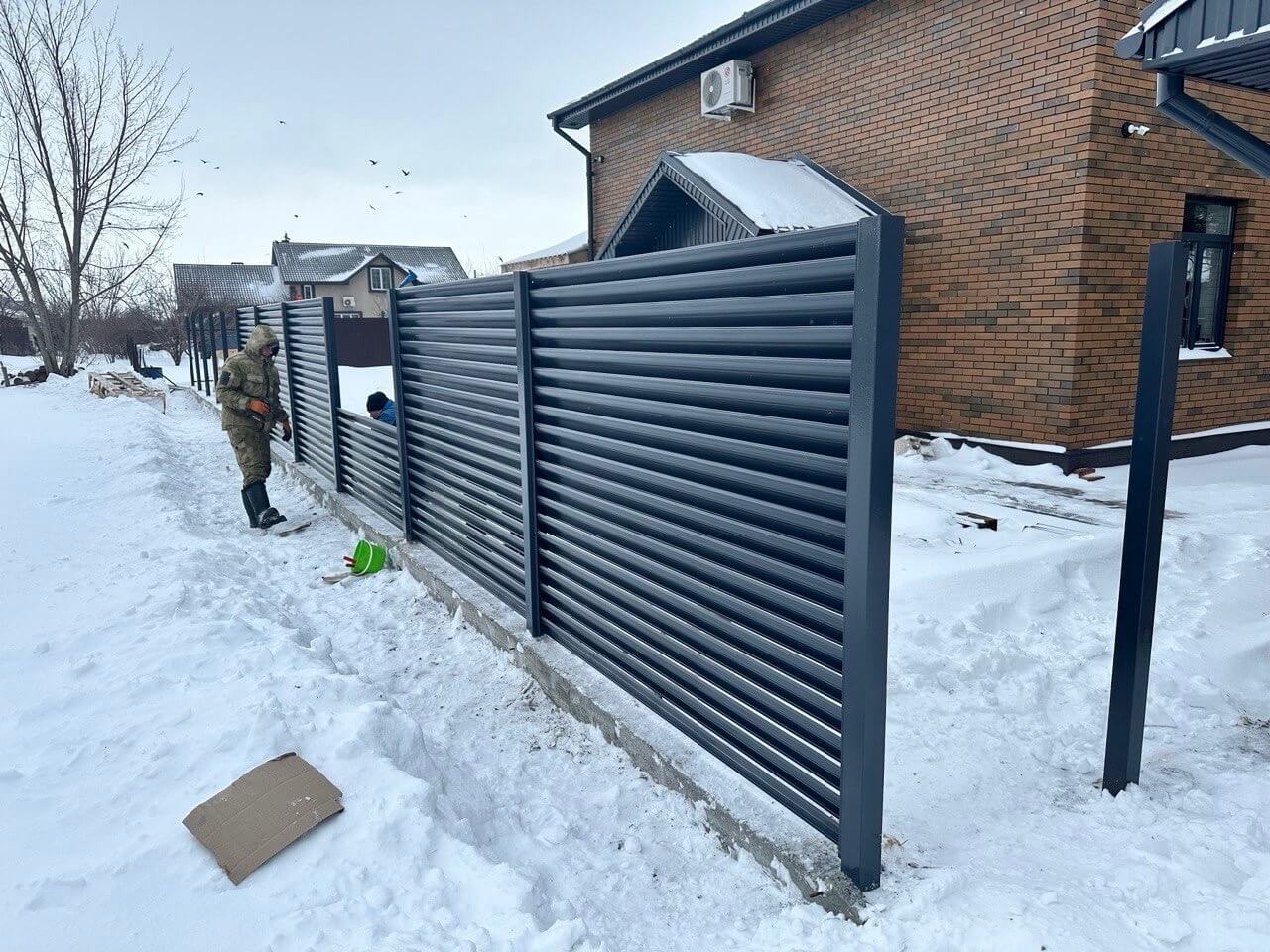 Забор-жалюзи из ламелей Еврожалюзи 32м RAL7024/7024 Серый Графит двусторонний фото 2 в Калуге