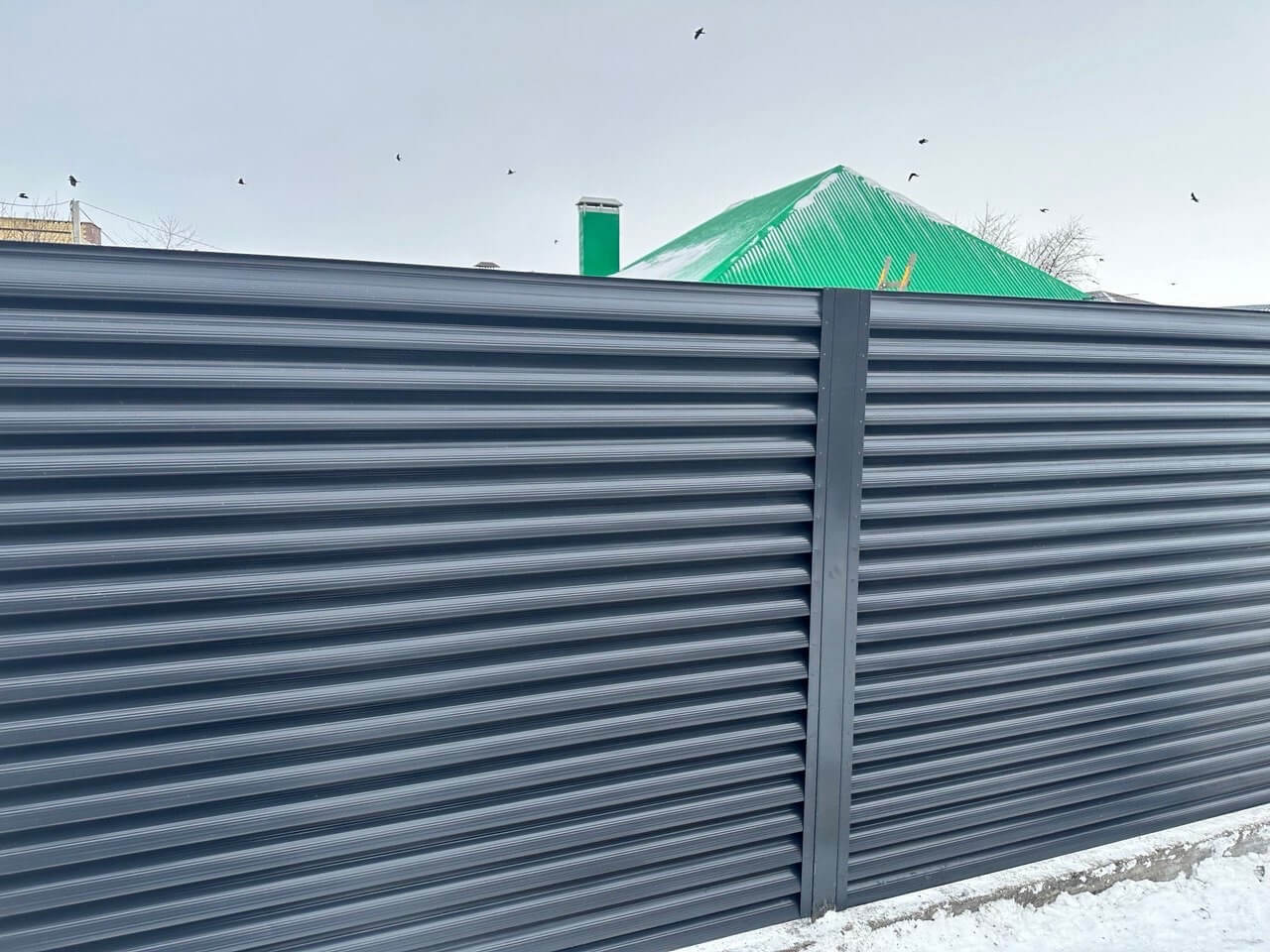 Забор-жалюзи из ламелей Еврожалюзи 32м RAL7024/7024 Серый Графит двусторонний в Калуге