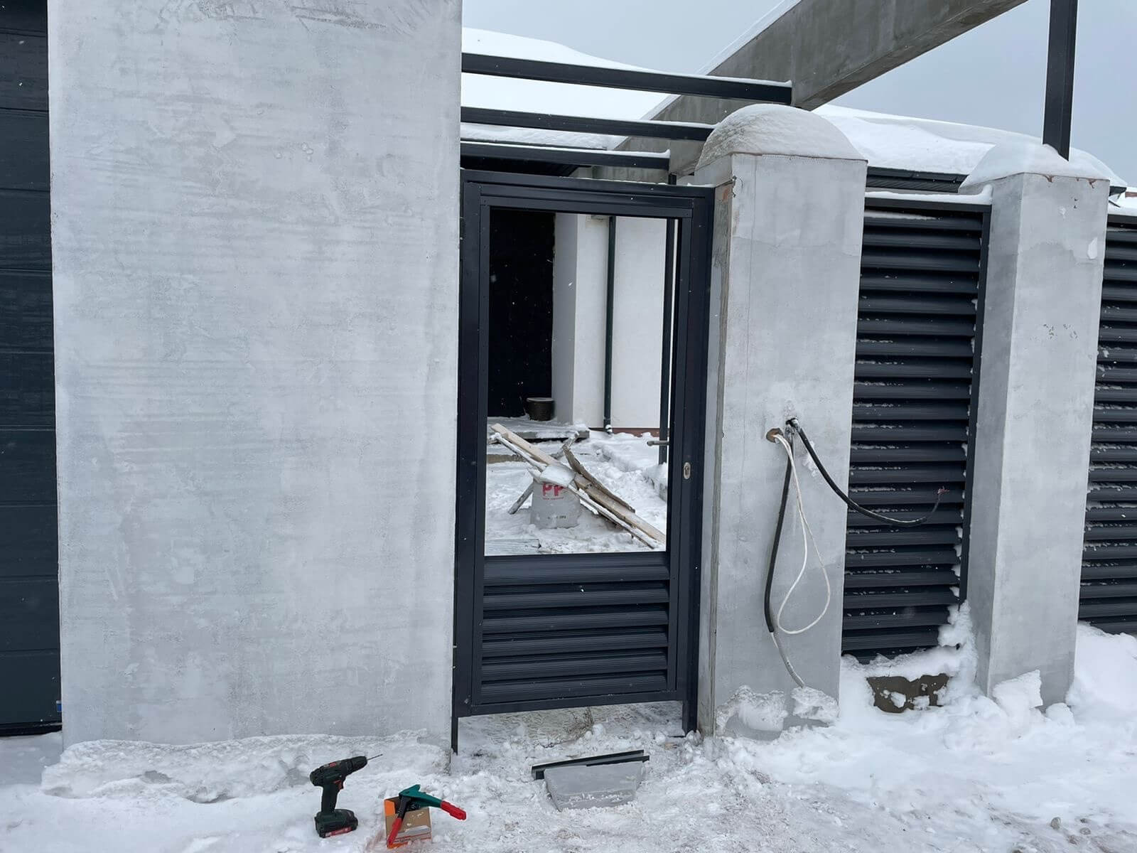 Забор из ламелей еврожалюзи 28м RAL7024/7024 Серый Графит двусторонний фото 2 в Калуге