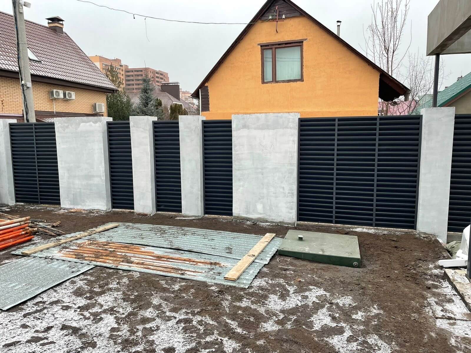 Забор из ламелей еврожалюзи 28м RAL7024/7024 Серый Графит двусторонний в Калуге