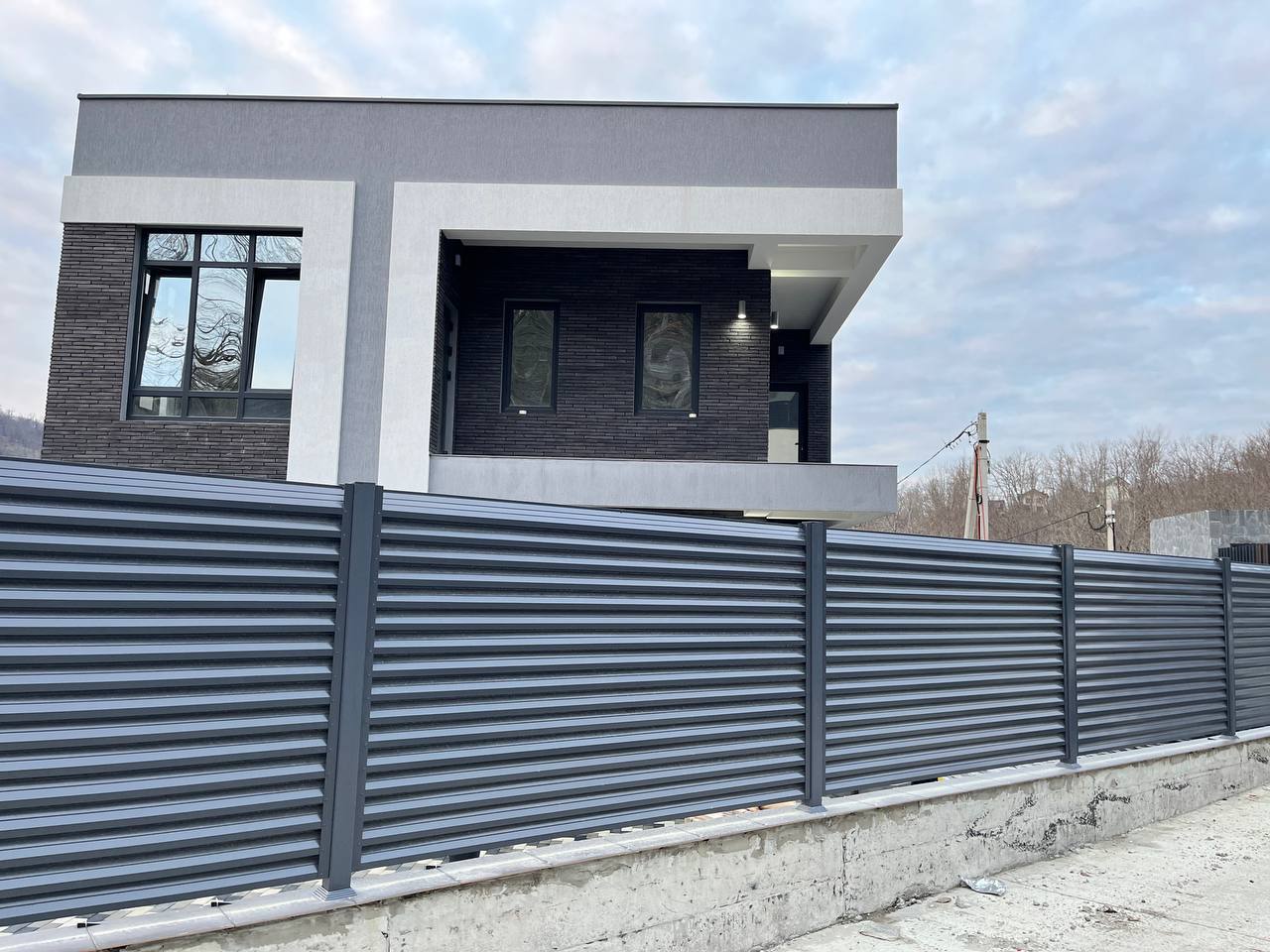 Забор-жалюзи из ламелей ЭКО-Z усиленных RAL7024/7024 Серый Графит двусторонний в Калуге