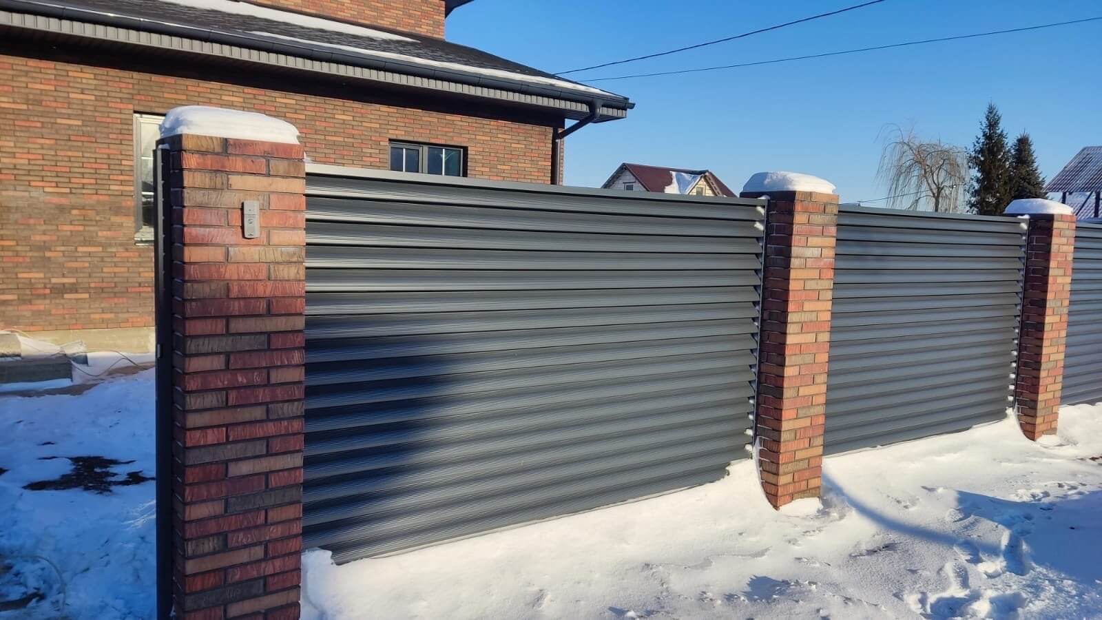 Забор-жалюзи с ламелями еврожалюзи 34м RAL7024/7024 Серый Графит двусторонний в Калуге
