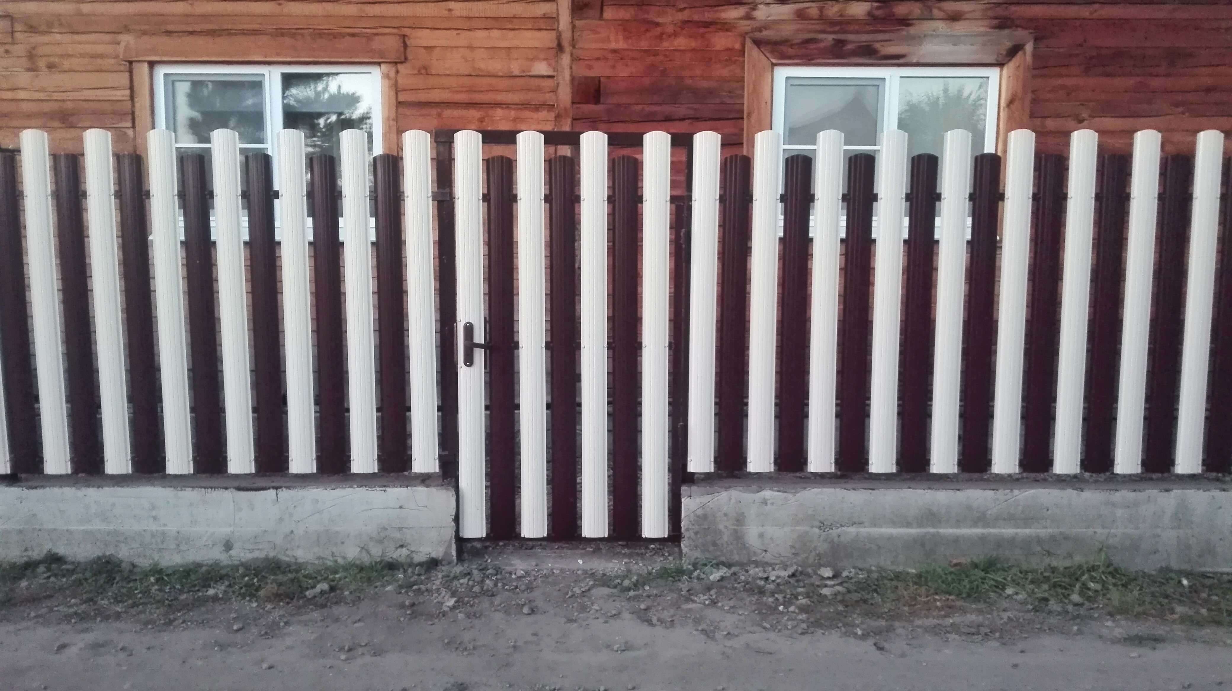 Двухцветный забор из евроштакетника 14м RAL8017 Шоколад + RAL9003 Белый в Калуге