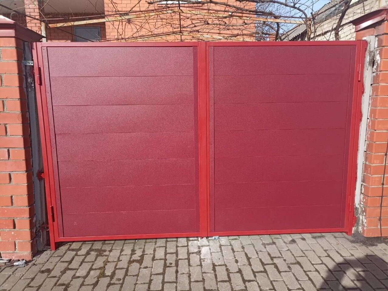 Ворота и калитка из металлопланкена 4м RAL3005 Красное Вино, Стальной Бархат фото 1 в Калуге