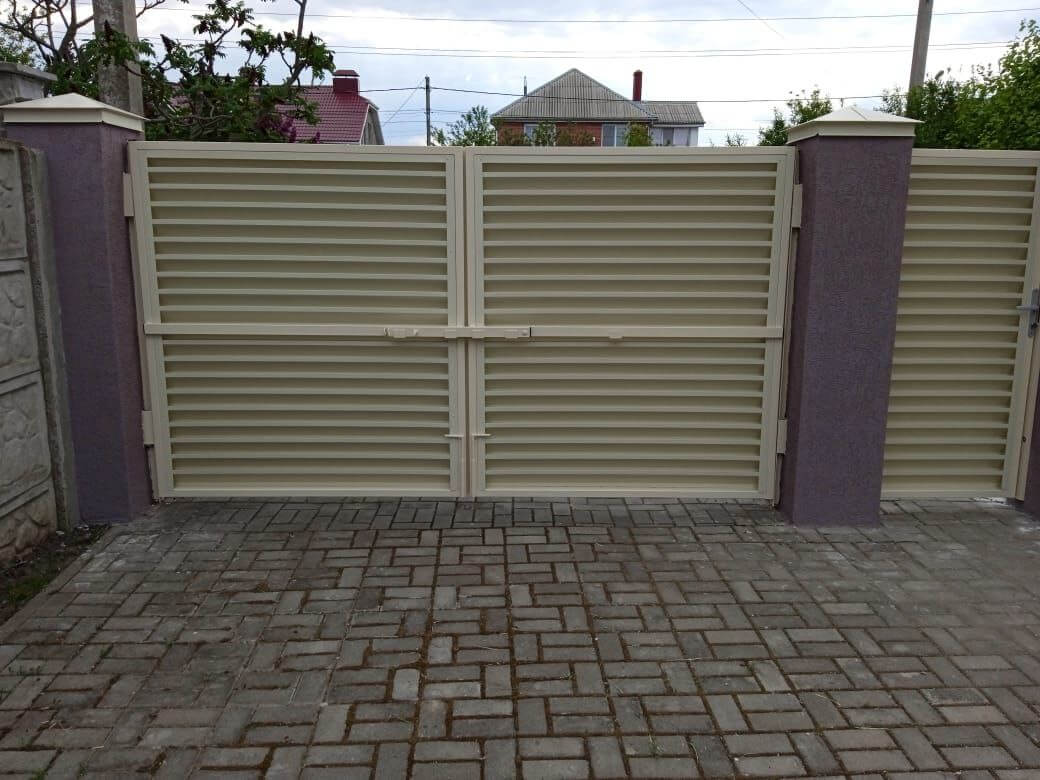 Забор-жалюзи с ламелями ЭКО-Z 10м RAL1015 Слоновая Кость фото 4 в Калуге