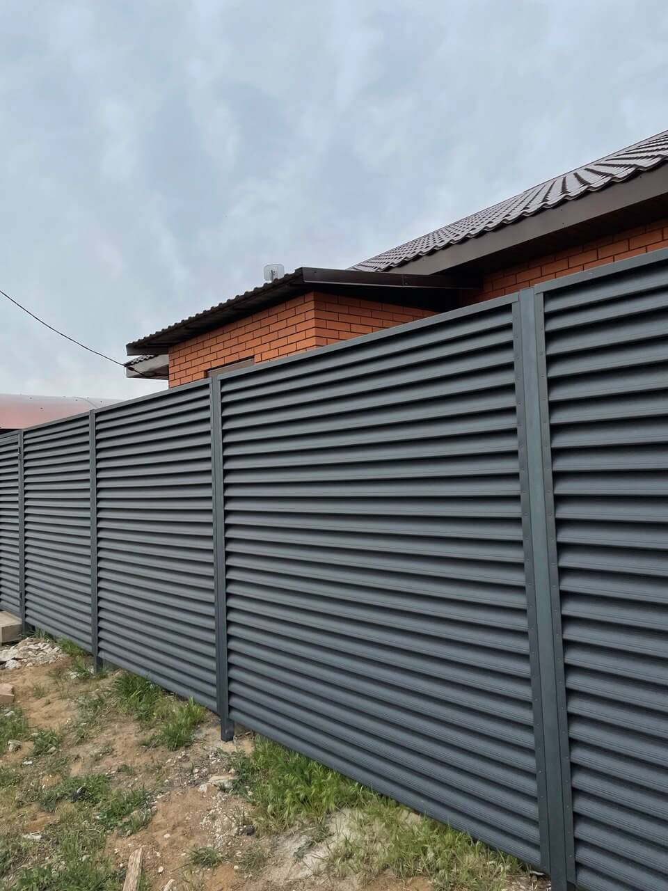 Забор из ламелей еврожалюзи 24м RAL7024 Серый Графит МАТТЕ в Калуге