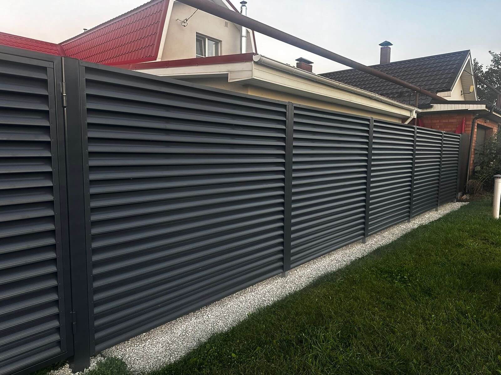 Забор из ламелей Еврожалюзи 26м RAL7024/7024 Серый Графит двусторонний фото 3 в Калуге