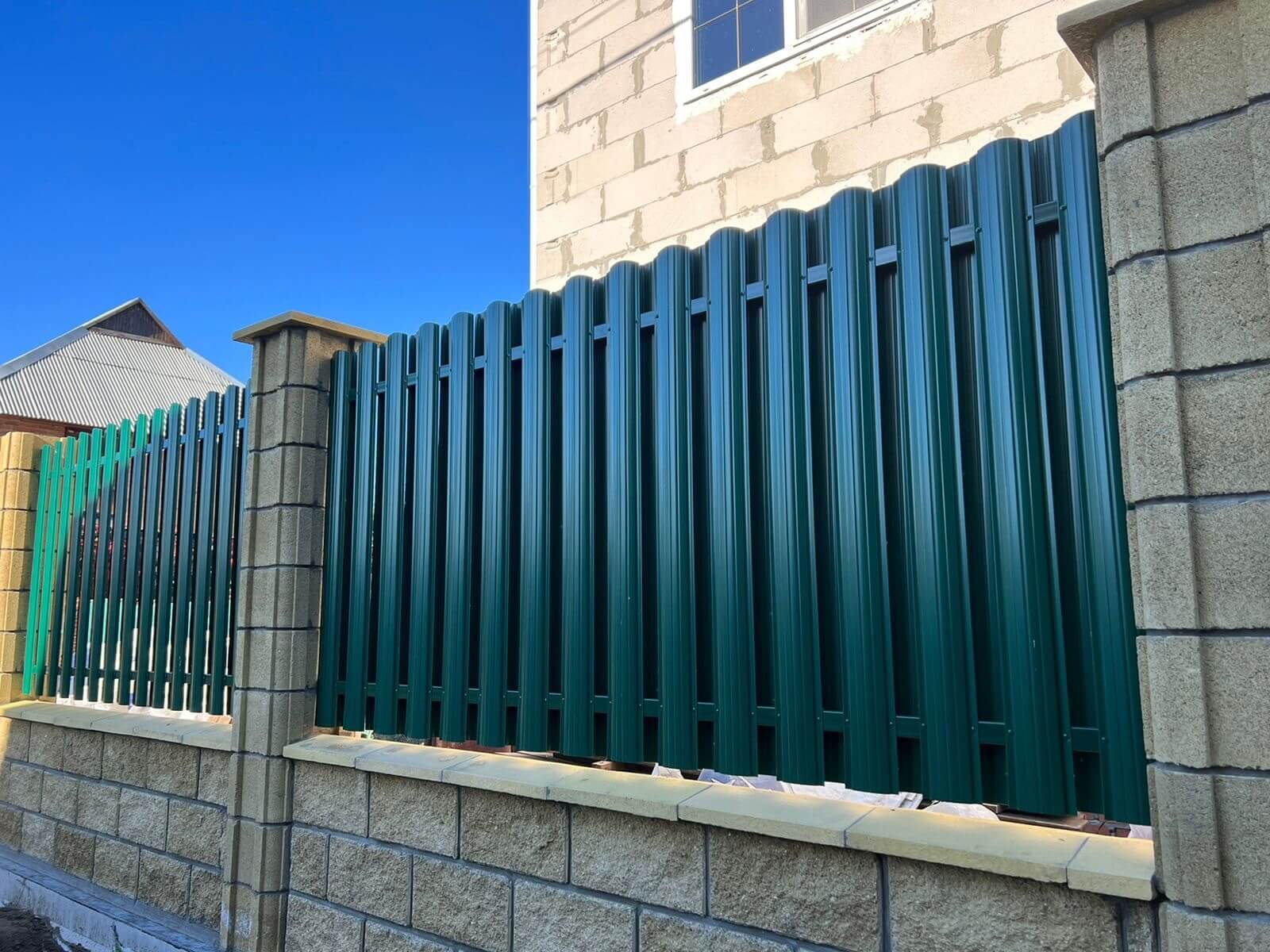 Забор из евроштакетника 22м RAL6005/6005 Зеленый Мох двусторонний фото 7 в Калуге