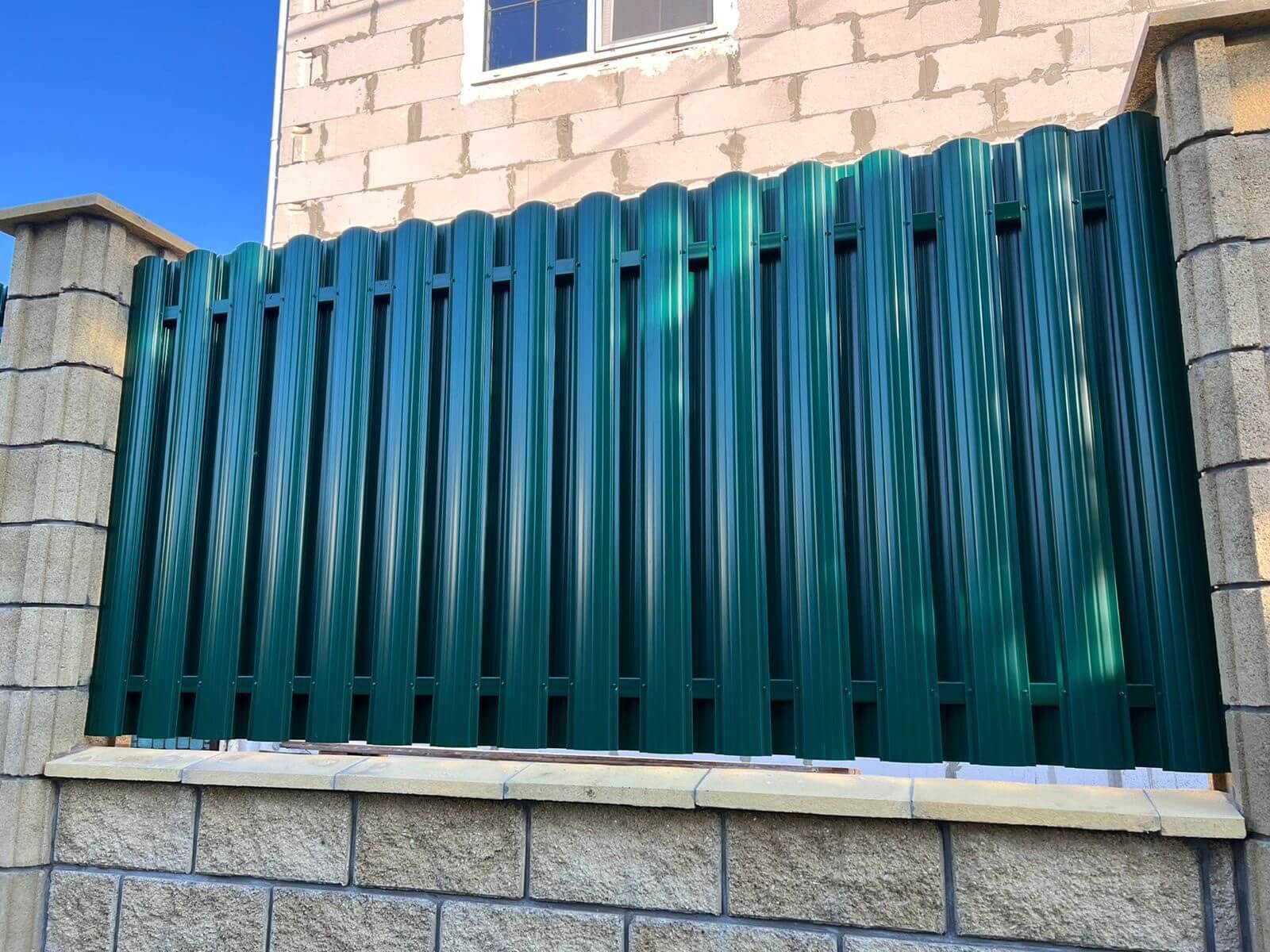 Забор из евроштакетника 22м RAL6005/6005 Зеленый Мох двусторонний фото 2 в Калуге