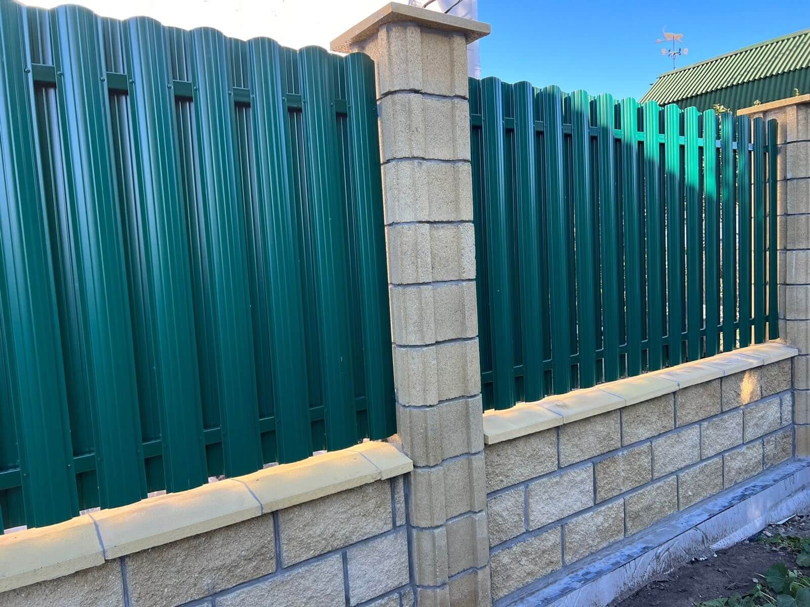 Забор из евроштакетника 22м RAL6005/6005 Зеленый Мох двусторонний фото 1 в Калуге