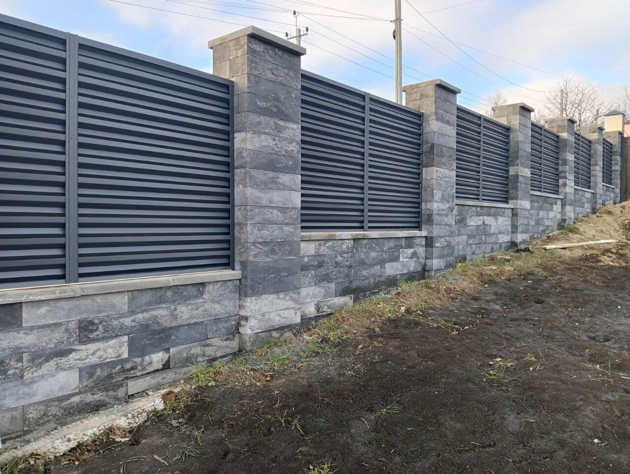 Забор-жалюзи из ламелей Елочка 72м RAL7024/7024 Серый Графит двусторонний МАТТЕ фото 4 в Калуге