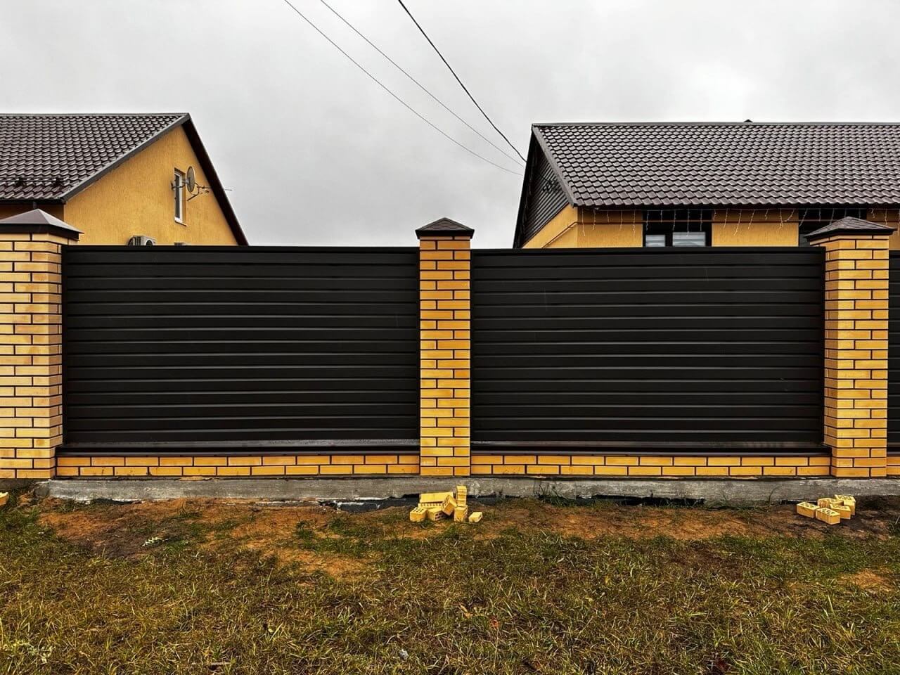 Забор из ламелей Хай-Тек 32м RAL8019/8019 Темный Шоколад двусторонний МАТТЕ фото 1 в Калуге