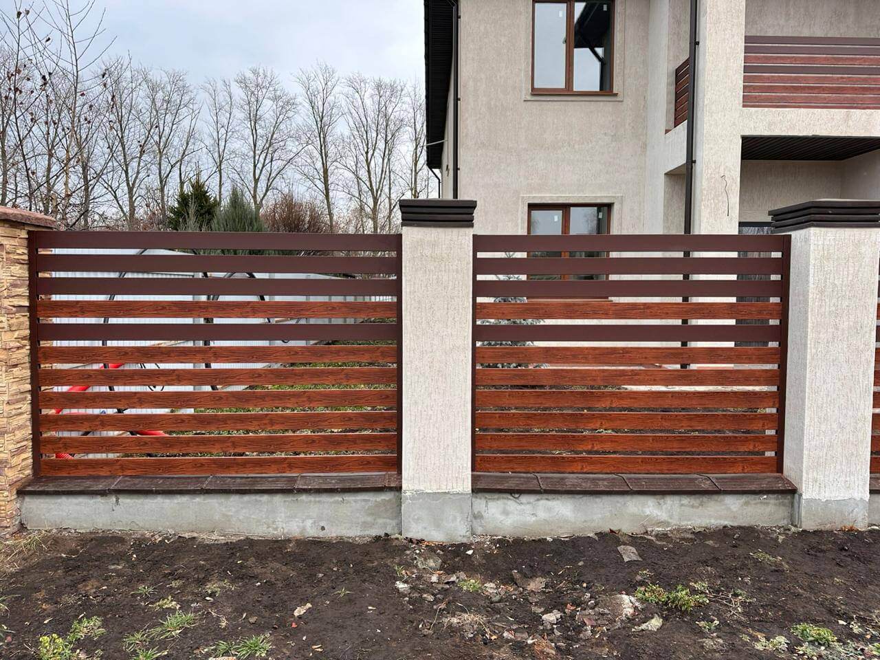 Забор-ранчо из металлопланкена 10м RAL8017 Шоколад МАТТЕ + Темное Дерево (Printech) фото 4 в Калуге