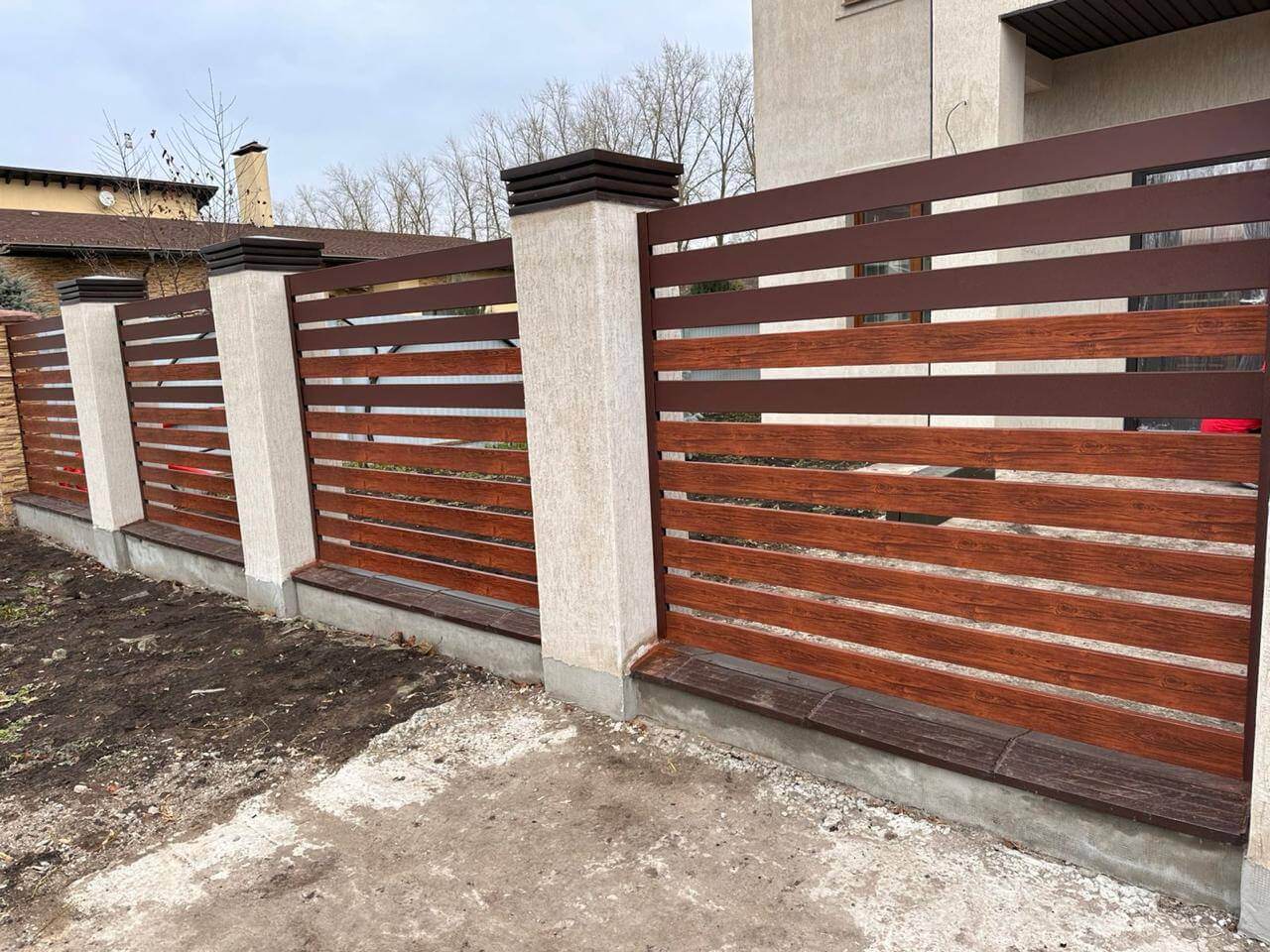 Забор-ранчо из металлопланкена 10м RAL8017 Шоколад МАТТЕ + Темное Дерево (Printech) в Калуге
