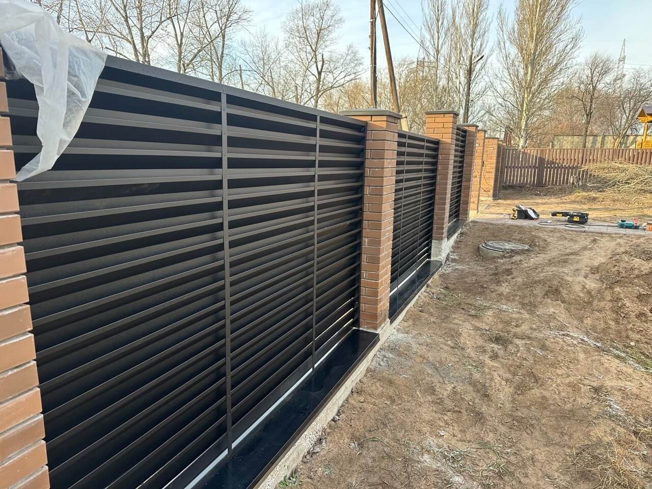 Забор-жалюзи из ламелей Хай-Тек 16м RAL9005/9005 Черный двусторонний МАТТЕ фото 1 в Калуге